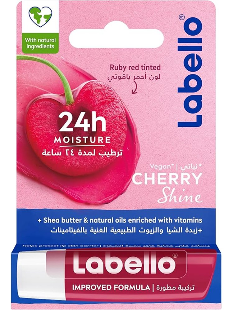 Labello Cherry Shine Lip Balm 4.8g este combinația perfectă între îngrijire și frumusețe, deoarece hrănește buzele în profunzime, oferind în același timp o strălucire și o culoare frumoasă. De fapt, această compoziție multifuncțională promite să ofere nu numai o piele netedă și sănătoasă, ci și un finisaj lucios distractiv. Pe de o parte, balsamul de buze Cherry Shine are o culoare roșie suavă și o aromă delicioasă de cireșe. Infuzat cu pigmenți Shine, acest balsam de buze unic adaugă o notă de culoare și, de asemenea, strălucire buzelor tale. În același timp, pe lângă proprietățile sale de înfrumusețare, balsamul de buze Cherry Shine asigură buzelor tale un nivel optim de hidratare timp de până la 24 de ore. Rezultatul? Vei putea să țintești buzele crăpate și să afișezi un look trendy, simultan! Nu în ultimul rând, Cherry Shine Lip Balm este un produs ușor de utilizat, care oferă o experiență de utilizare plăcută de fiecare dată. Cu o consistență bogată, acest balsam de buze se topește prompt pe piele pentru o hrănire instantanee. Mai mult, bila alunecă uniform pe buze furnizând un rezultat omogen la fiecare aplicare.